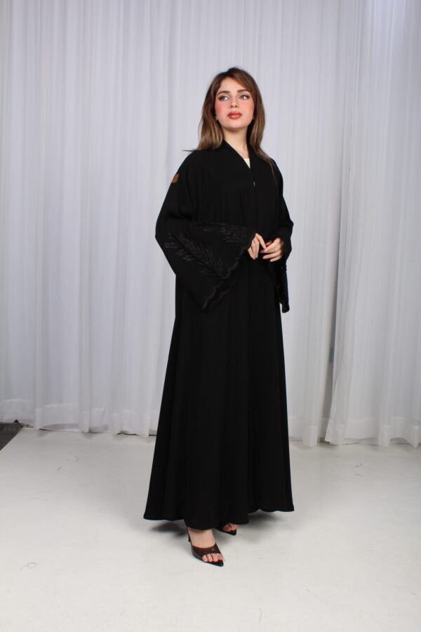 ⁦عباية غيث بتطريز اسود في اكمام⁩ - الصورة ⁦5⁩