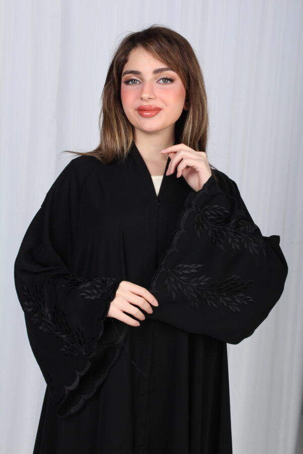 ⁦عباية غيث بتطريز اسود في اكمام⁩ - الصورة ⁦6⁩