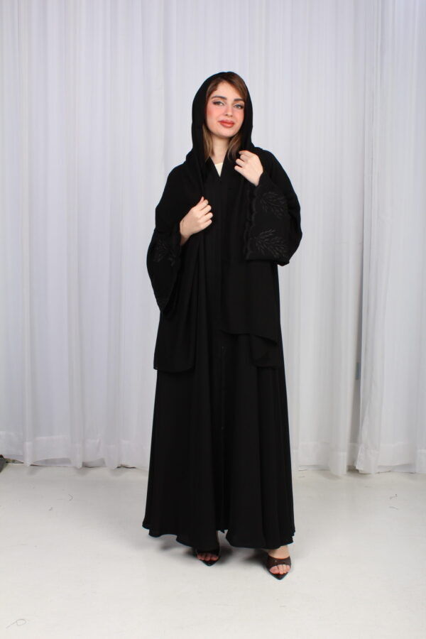 ⁦عباية غيث بتطريز اسود في اكمام⁩ - الصورة ⁦2⁩