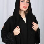 ⁦عباية الوشاح محدد بخط أسود في الأكمام بشك و تطريز أسود⁩ - الصورة ⁦2⁩