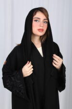 ⁦عباية الوشاح محدد بخط أسود في الأكمام بشك و تطريز أسود⁩ - الصورة ⁦2⁩