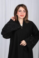 ⁦عباية الوشاح محدد بخط أسود في الأكمام بشك و تطريز أسود⁩ - الصورة ⁦11⁩