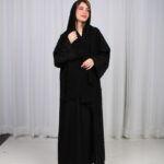 ⁦عباية الوشاح محدد بخط أسود في الأكمام بشك و تطريز أسود⁩ - الصورة ⁦3⁩