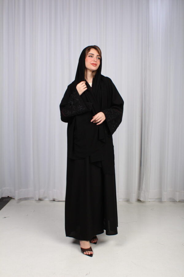 ⁦عباية الوشاح محدد بخط أسود في الأكمام بشك و تطريز أسود⁩ - الصورة ⁦3⁩