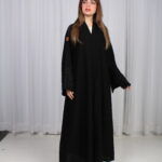 ⁦عباية الوشاح محدد بخط أسود في الأكمام بشك و تطريز أسود⁩ - الصورة ⁦4⁩