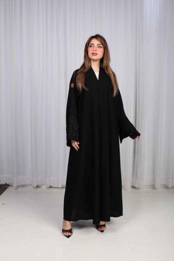 ⁦عباية الوشاح محدد بخط أسود في الأكمام بشك و تطريز أسود⁩ - الصورة ⁦4⁩