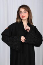 ⁦عباية الوشاح محدد بخط أسود في الأكمام بشك و تطريز أسود⁩ - الصورة ⁦6⁩