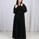 عباية الوشاح محدد بخط أسود في الأكمام بشك و تطريز أسود