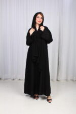 عباية الوشاح محدد بخط أسود في الأكمام بشك و تطريز أسود