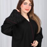 ⁦عباية الوشاح محدد بخط عنابي في الأكمام بشك وتطريز أسود⁩ - الصورة ⁦8⁩