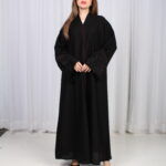 ⁦عباية الوشاح محدد بخط عنابي في الأكمام بشك وتطريز أسود⁩ - الصورة ⁦7⁩