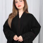 ⁦عباية الوشاح محدد بخط عنابي في الأكمام بشك وتطريز أسود⁩ - الصورة ⁦6⁩