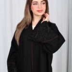 ⁦عباية الوشاح محدد بخط عنابي في الأكمام بشك وتطريز أسود⁩ - الصورة ⁦5⁩