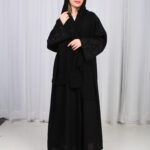 عباية الوشاح محدد بخط عنابي في الأكمام بشك وتطريز أسود