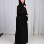 ⁦عباية الوشاح محدد بخط عنابي في الأكمام بشك وتطريز أسود⁩ - الصورة ⁦3⁩