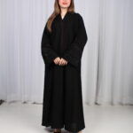 ⁦عباية الوشاح محدد بخط عنابي في الأكمام بشك وتطريز أسود⁩ - الصورة ⁦2⁩