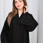 ⁦عباية الوشاح محدد بخط عنابي في الأكمام بشك وتطريز أسود⁩ - الصورة ⁦9⁩