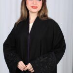 ⁦عباية الوشاح محدد بخط موف في الأكمام بشك و تطريز أسود⁩ - الصورة ⁦7⁩