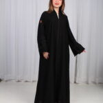 ⁦عباية الوشاح محدد بخط موف في الأكمام بشك و تطريز أسود⁩ - الصورة ⁦6⁩