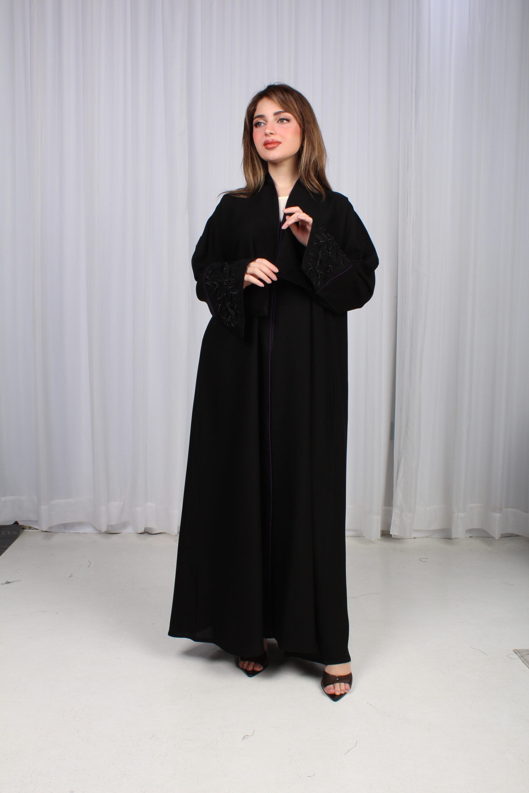 ZA-0784 (3) عباية الوشاح محدد بخط موف في الأكمام بشك و تطريز أسود - الصورة 1