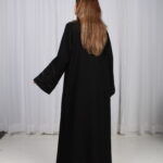 ⁦عباية الوشاح محدد بخط موف في الأكمام بشك و تطريز أسود⁩ - الصورة ⁦4⁩