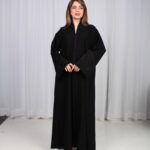 ⁦عباية الوشاح محدد بخط موف في الأكمام بشك و تطريز أسود⁩ - الصورة ⁦3⁩