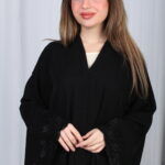 ⁦عباية ذكرى بشك اسود على الاكمام⁩ - الصورة ⁦3⁩