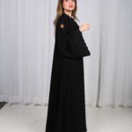 ⁦عباية ذكرى بشك اسود على الاكمام⁩ - الصورة ⁦2⁩