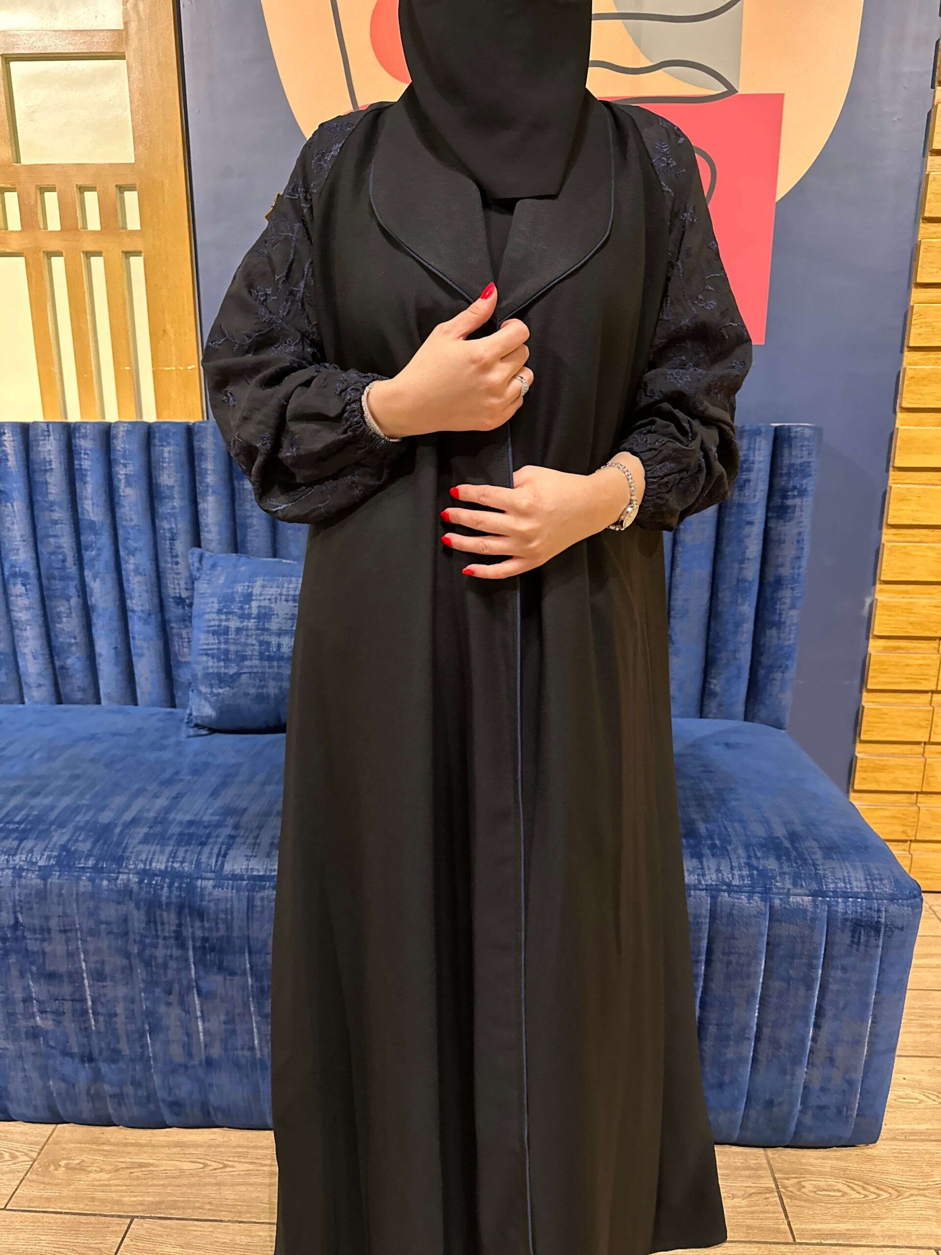 ZA-0244 (4) عبايه اماراتي بليزر مميز و اكمام مطرزه بلكحلي - الصورة 1