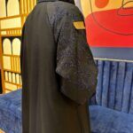 ⁦عبايه اماراتي بليزر مميز و اكمام مطرزه بلكحلي⁩ - الصورة ⁦2⁩