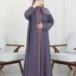 ⁦عباية موف كلوش بقماش باربي بتطريز لون بنك⁩ - الصورة ⁦7⁩