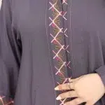 ⁦عباية موف كلوش بقماش باربي بتطريز لون بنك⁩ - الصورة ⁦9⁩