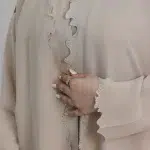 ⁦عباية بيج محددة بفصوص⁩ - الصورة ⁦9⁩