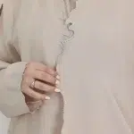 ⁦عباية بيج محددة بفصوص⁩ - الصورة ⁦3⁩