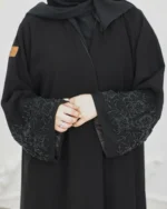 ⁦عباية أجوان بشك اسود على اكمام⁩ - الصورة ⁦2⁩
