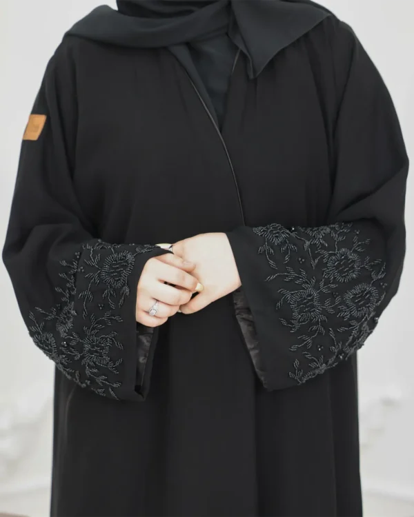 ⁦عباية أجوان بشك اسود على اكمام⁩ - الصورة ⁦2⁩