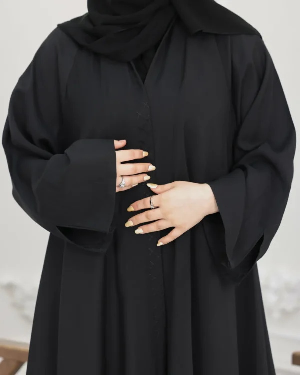 ⁦عباية كلوش اية اسود بتطريز شك مخفي⁩ - الصورة ⁦4⁩