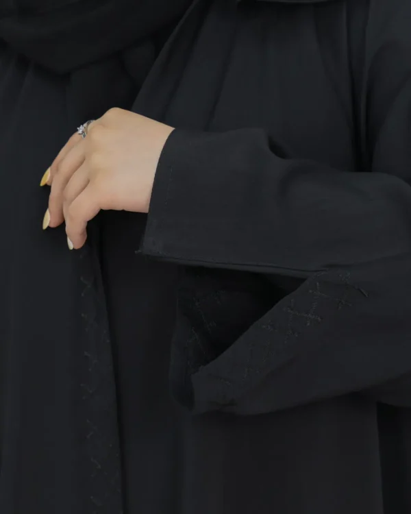 ⁦عباية كلوش اية اسود بتطريز شك مخفي⁩ - الصورة ⁦6⁩