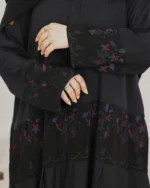 ⁦عباية كلوش هندي طبقات مطرزه بلون و اسود⁩ - الصورة ⁦2⁩