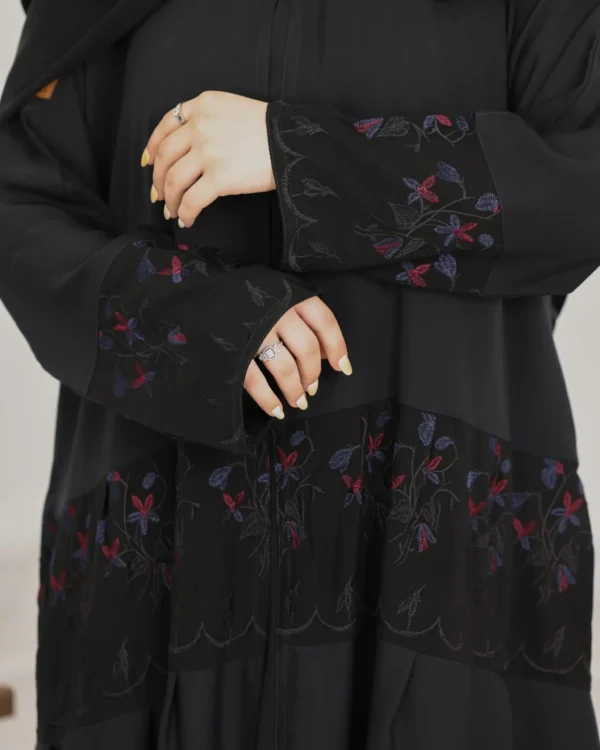 ⁦عباية كلوش هندي طبقات مطرزه بلون و اسود⁩ - الصورة ⁦2⁩