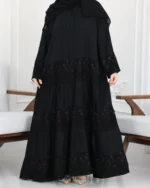 ⁦عباية كلوش هندي طبقات مطرزه بلون و اسود⁩ - الصورة ⁦3⁩