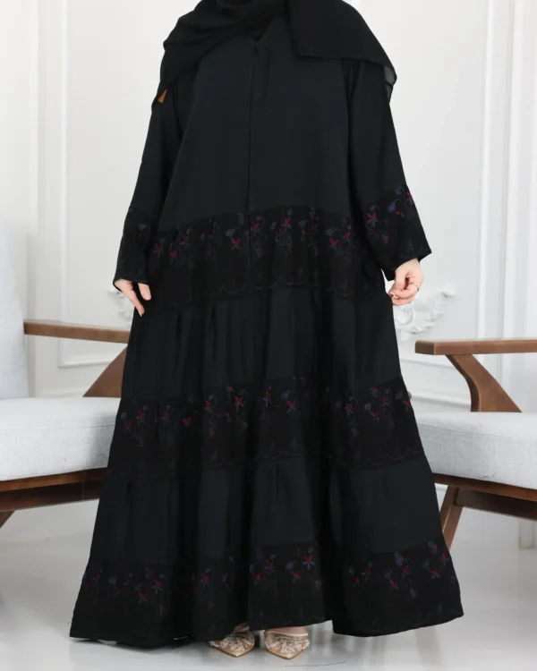 ⁦عباية كلوش هندي طبقات مطرزه بلون و اسود⁩ - الصورة ⁦3⁩