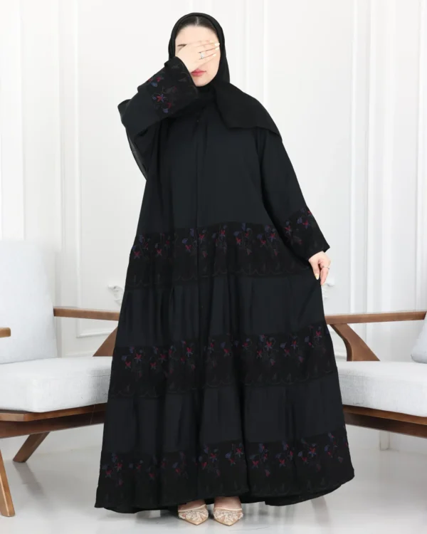 ⁦عباية كلوش هندي طبقات مطرزه بلون و اسود⁩ - الصورة ⁦4⁩