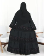 ⁦عباية كلوش هندي طبقات مطرزه بلون و اسود⁩ - الصورة ⁦7⁩