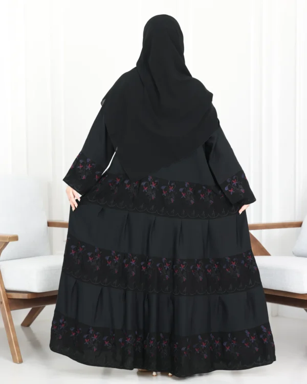 ⁦عباية كلوش هندي طبقات مطرزه بلون و اسود⁩ - الصورة ⁦7⁩