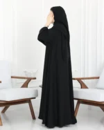 ⁦عباية كلوش بشك اسود محددة⁩ - الصورة ⁦2⁩