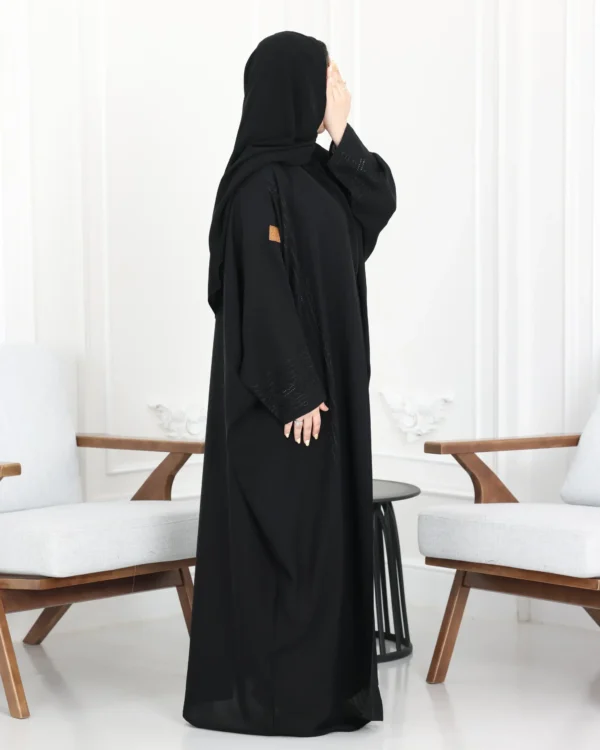 عباية بشت بتطريز اري اسود مخفي من امام