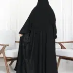 ⁦عباية بشت بتطريز اري اسود مخفي من امام⁩ - الصورة ⁦5⁩