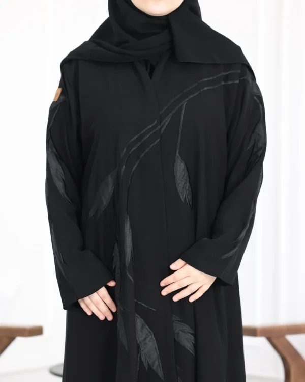 ⁦عباية شهد كريب بشك اسود باوراق شجرة⁩ - الصورة ⁦2⁩