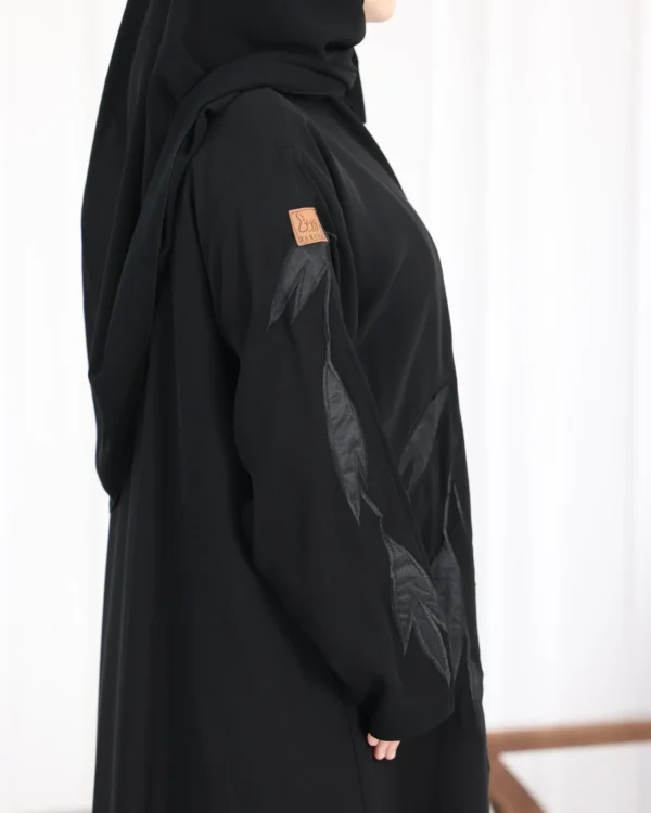⁦عباية شهد كريب بشك اسود باوراق شجرة⁩ - الصورة ⁦3⁩